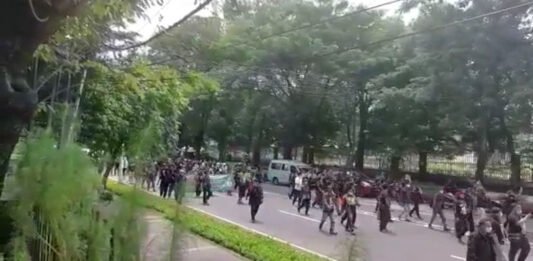Massa FBR gerudug kantor Kemenag/Tangkapan layar video