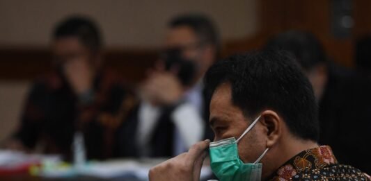 Mantan Waktil Ketua DPR, Azis Syamsuddin menyatakan untuk memakai hak pikir-pikir untuk banding/Ist